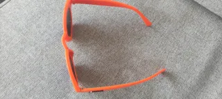 Gafas de sol naranjas con lentes azules