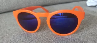 Gafas de sol naranjas con lentes azules