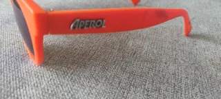 Gafas de sol naranjas con lentes azules