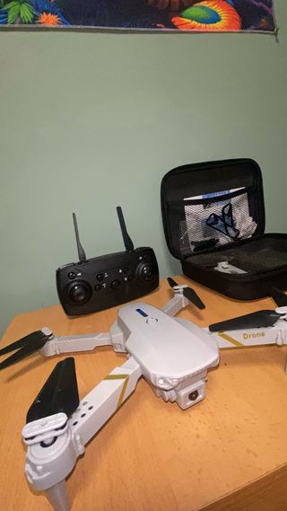 Dron compacto con control remoto