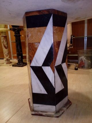 Mesa redonda de mármol con diseño estrella