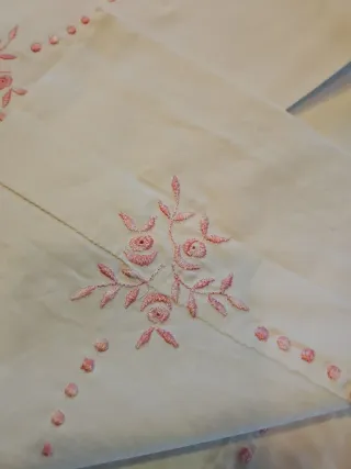 Sábanas antiguas con almohadón