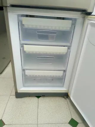 Nevera marca Indesit 200/60cm clase A+ con garanti