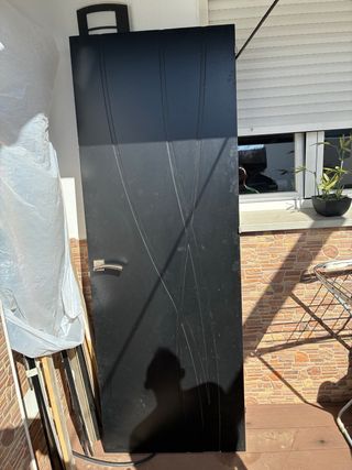 Puerta madera negra diseño moderno