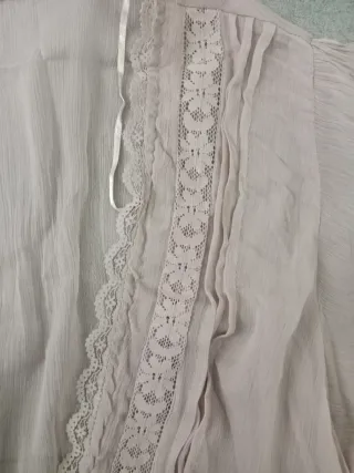 Blusa transparente con encaje