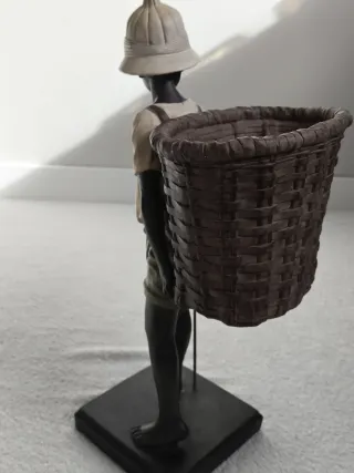 FIGURA PORTEADOR AFRICANO CON CESTO DECORACIÓN