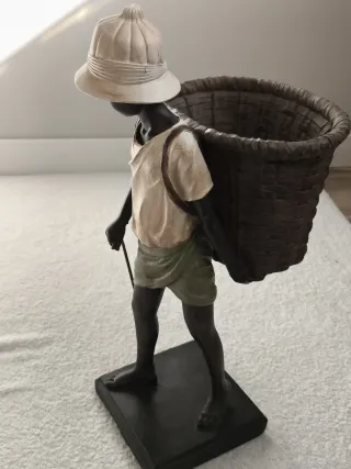 FIGURA PORTEADOR AFRICANO CON CESTO DECORACIÓN