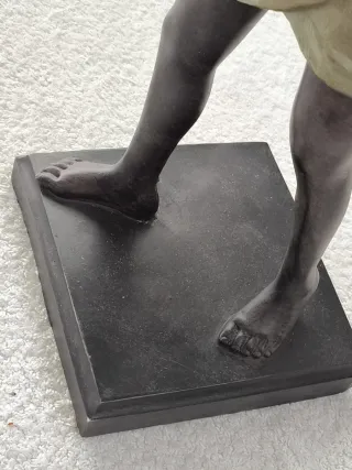 FIGURA PORTEADOR AFRICANO CON CESTO DECORACIÓN