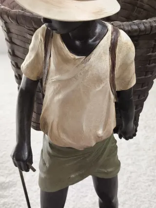 FIGURA PORTEADOR AFRICANO CON CESTO DECORACIÓN