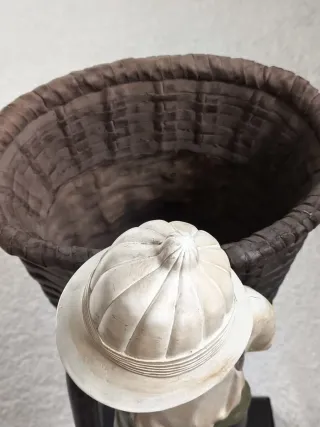 FIGURA PORTEADOR AFRICANO CON CESTO DECORACIÓN