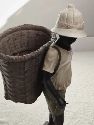 FIGURA PORTEADOR AFRICANO CON CESTO DECORACIÓN