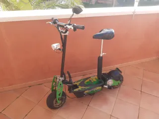 Monopatín eléctrico con asiento, cargador y llaves