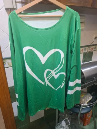 Ropa con estampado tropical