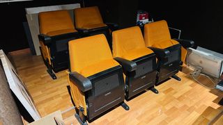 Butacas de cine naranja y negro