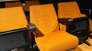 Butacas de cine naranja y negro