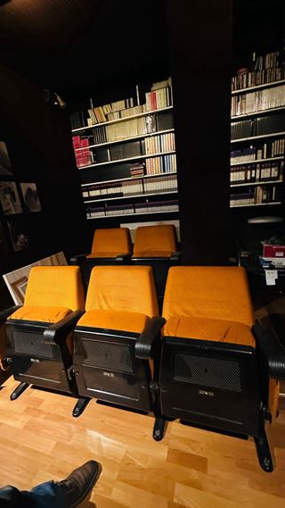 Butacas de cine naranja y negro