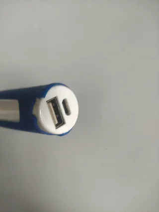 Cargador portátil cilíndrico