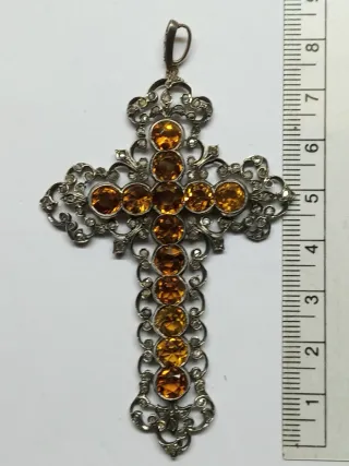 Gran cruz pectoral con pedrería