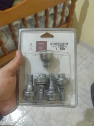 Tornillos antirrobo para llantas.