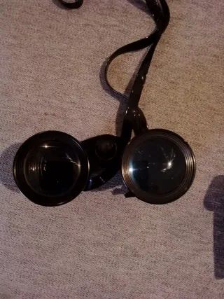 Prismáticos negros con funda