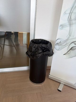 Papelera de oficina negra