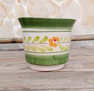 MACETA DE CERÁMICA DECORADA.