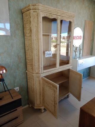 Vitrina de madera y cristal