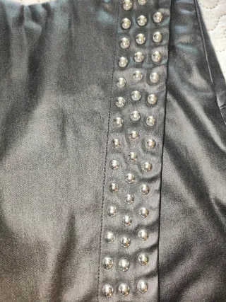 Falda corta efecto piel