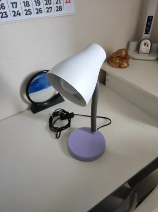 Lámpara de mesa morada y blanca