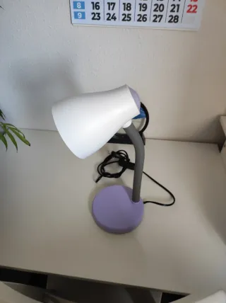 Lámpara de mesa morada y blanca