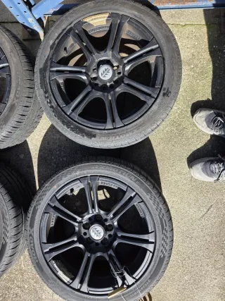 Llantas Momo 215/45 ZR16 con neumaticos