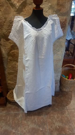 Antiguo camisón de hilo con encaje