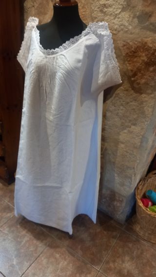 Antiguo camisón de hilo con encaje