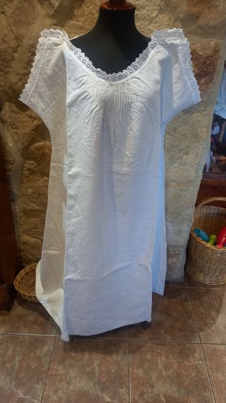 Antiguo camisón de hilo con encaje