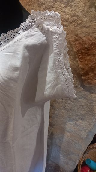Antiguo camisón de hilo con encaje