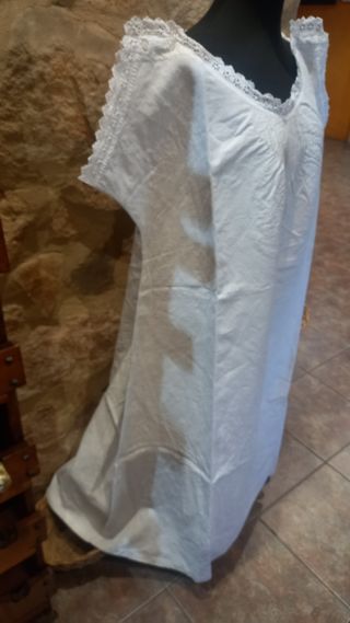 Antiguo camisón de hilo con encaje