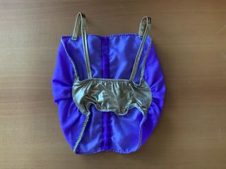 Disfraz oriental morado y dorado con joya cabezal