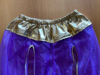 Disfraz oriental morado y dorado con joya cabezal