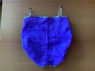 Disfraz oriental morado y dorado con joya cabezal