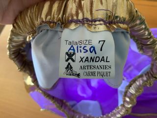 Disfraz oriental morado y dorado con joya cabezal