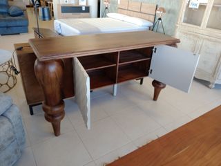 Aparador de madera con diseño moderno