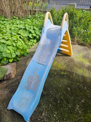 Tobogán infantil azul y amarillo
