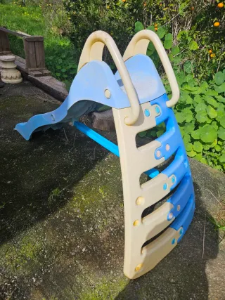 Tobogán infantil azul y amarillo