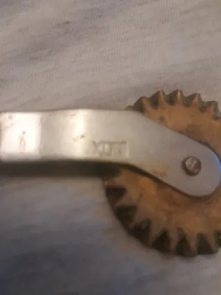 Rotella tagliapasta vintage legno metallo