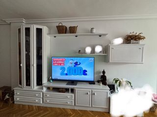 Mueble de salón blanco y madera