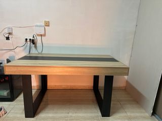 Mesa de comedor moderna nueva