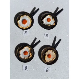 Miniatura padella con uovo fritto