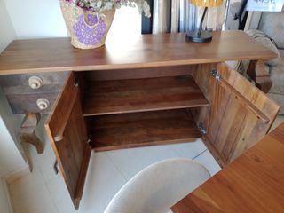 Aparador de madera con cajones y puertas