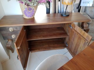 Aparador de madera con cajones y puertas