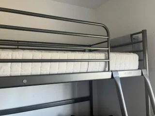 Cama Alta Metálica IKEA SVÄRTA con colchón MATRAND